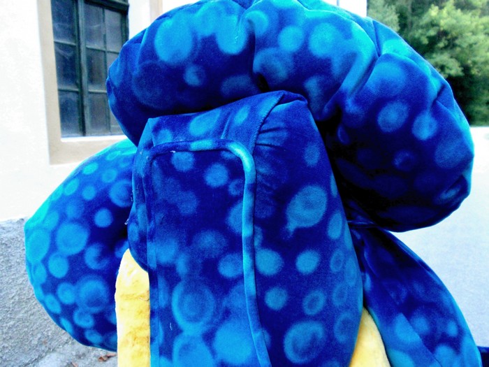 Bretz Aitutaki Aitutaki Doppelbett Blumen blau gelb Designklassiker