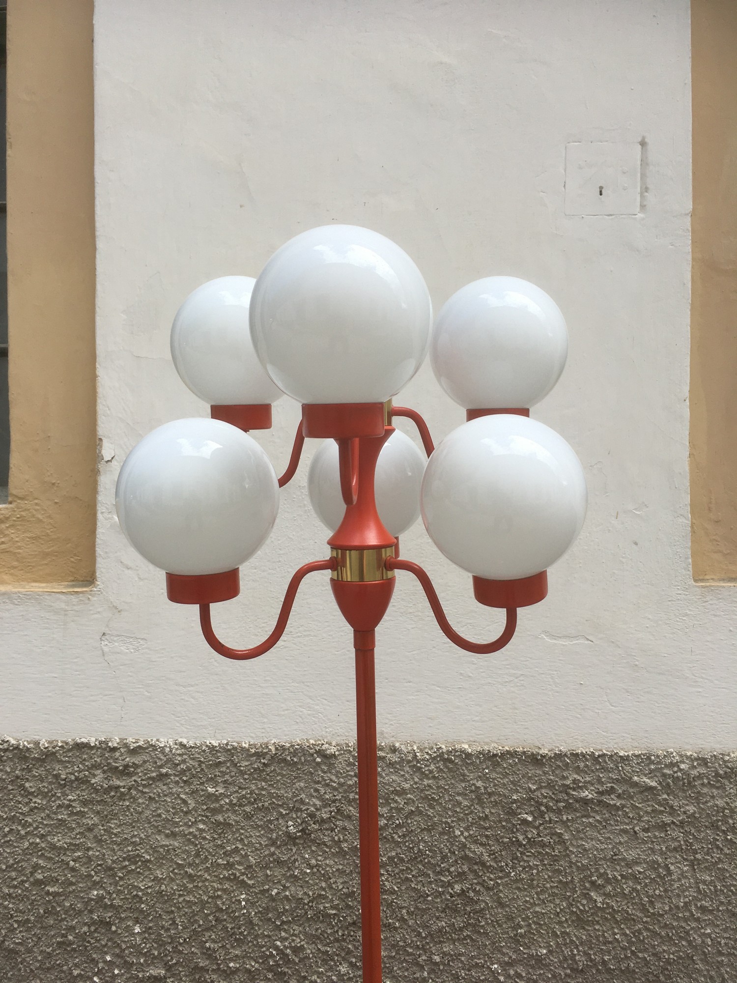 Retro Stehlampe rot orange 70er-Jahre 60er-Jahre Midcenture Glaskugeln Metall Kronleuchter Design