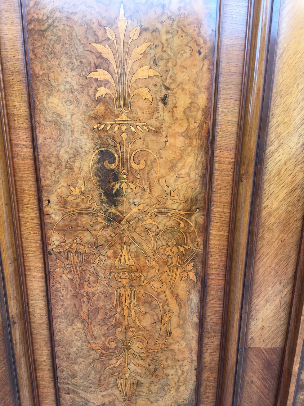 Dielenschrank antik Nussholz Intarsien