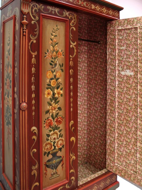 antiker Bauernschrank bemalt