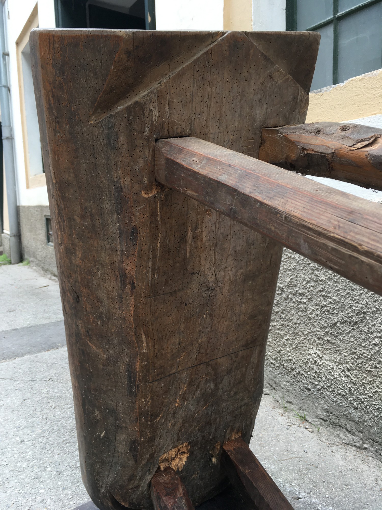 Bauerntisch antik Vollholz Hackstock Blumenbank Möbel Weinstube Bar