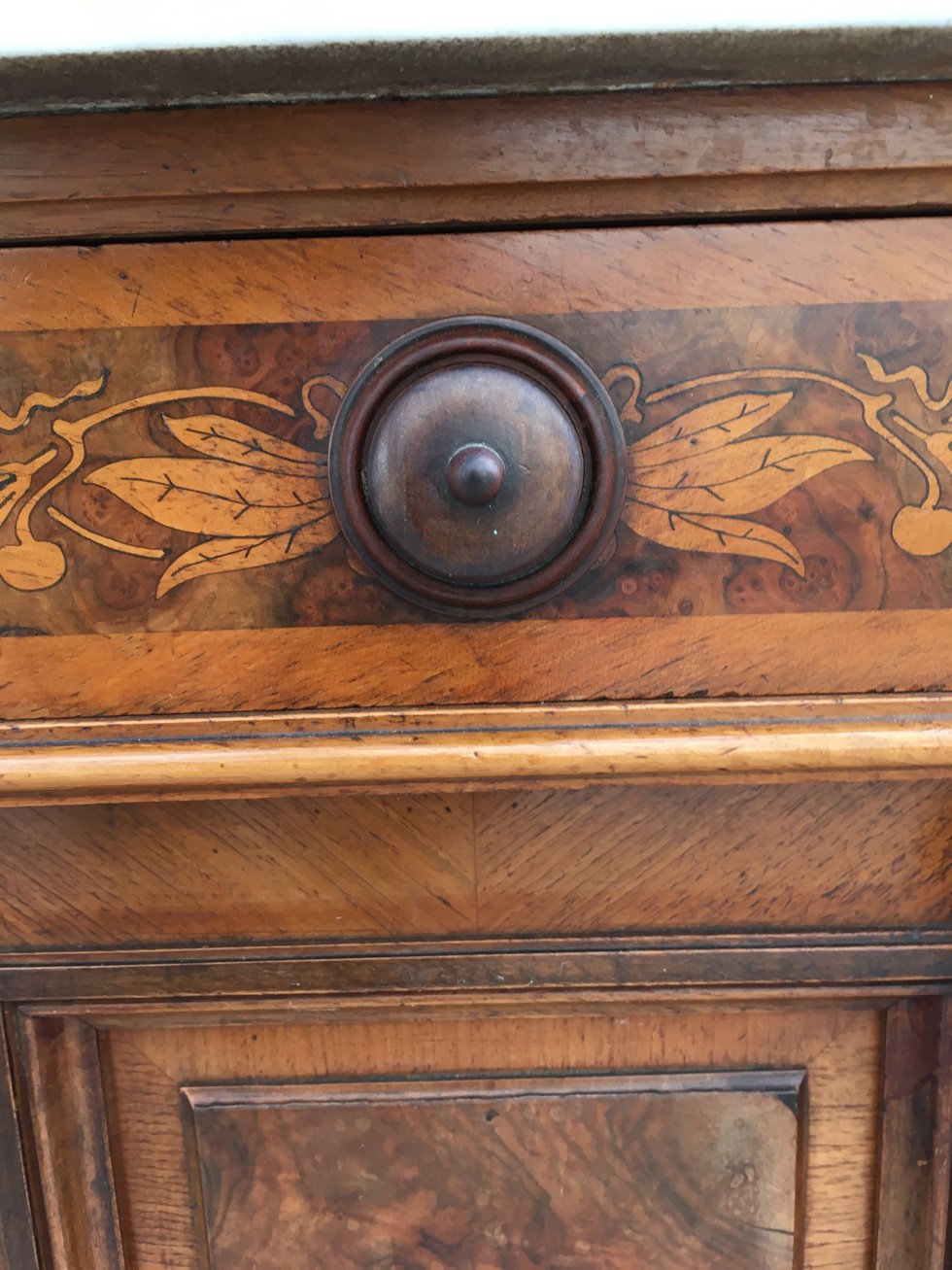 Nachtschrank antik Marmor Nuss Intarsien