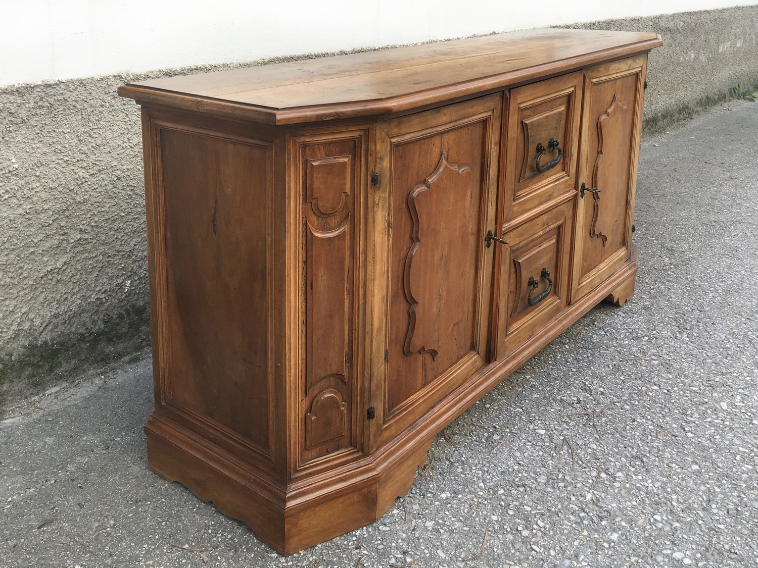 Kommode Sideboard Anrichte Antikstil Altholz stattliches Möbel im Ritterstil