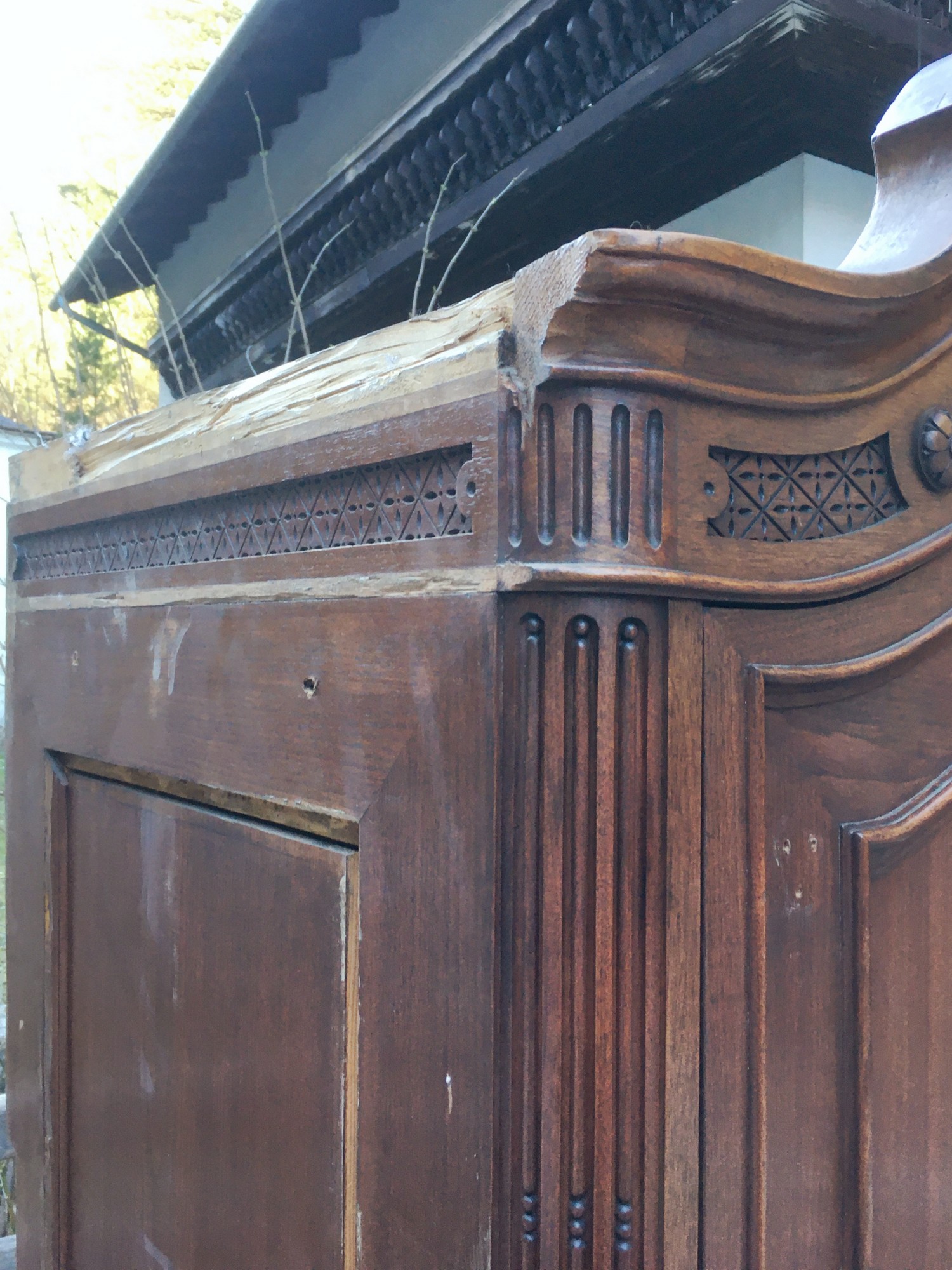 Schrank antik beschnitzt Lisenen Historismus Dielenschrank Garderobe massiv Nussholz