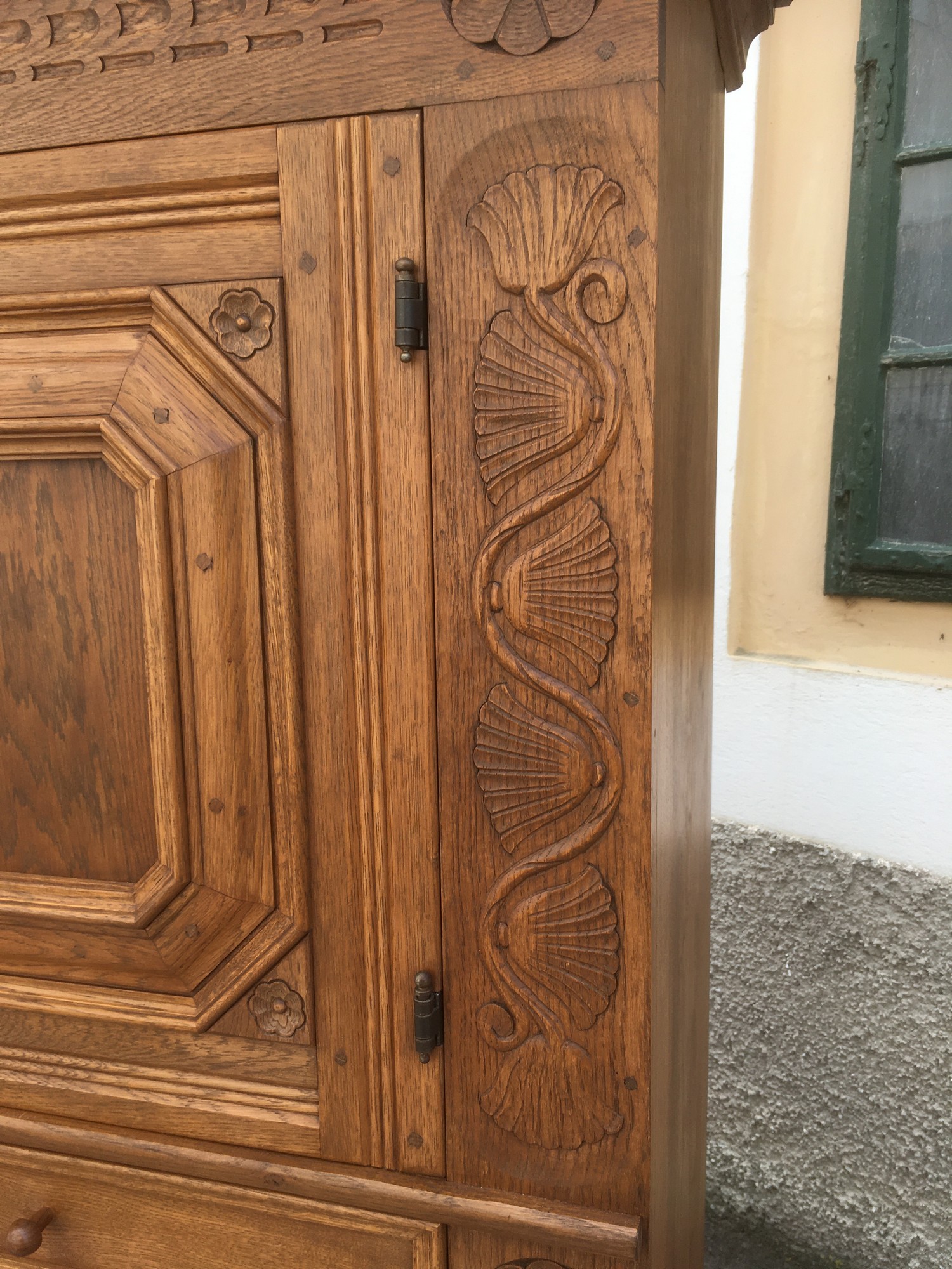 Schrank Eiche massiv Bauernschrank Jagdstube beschnitzt Vintage Vollholz Dielenschrank