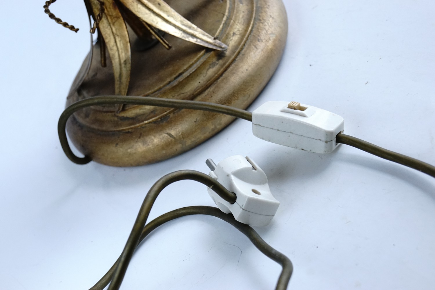 Kronleuchter Stehlampe vergoldet Metall Blätter Holz Vintage
