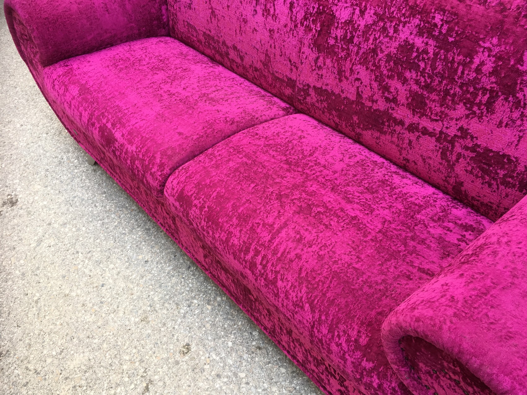 Bretz Sofa Gaudi lila Glamoursamt Rosenfüße golden