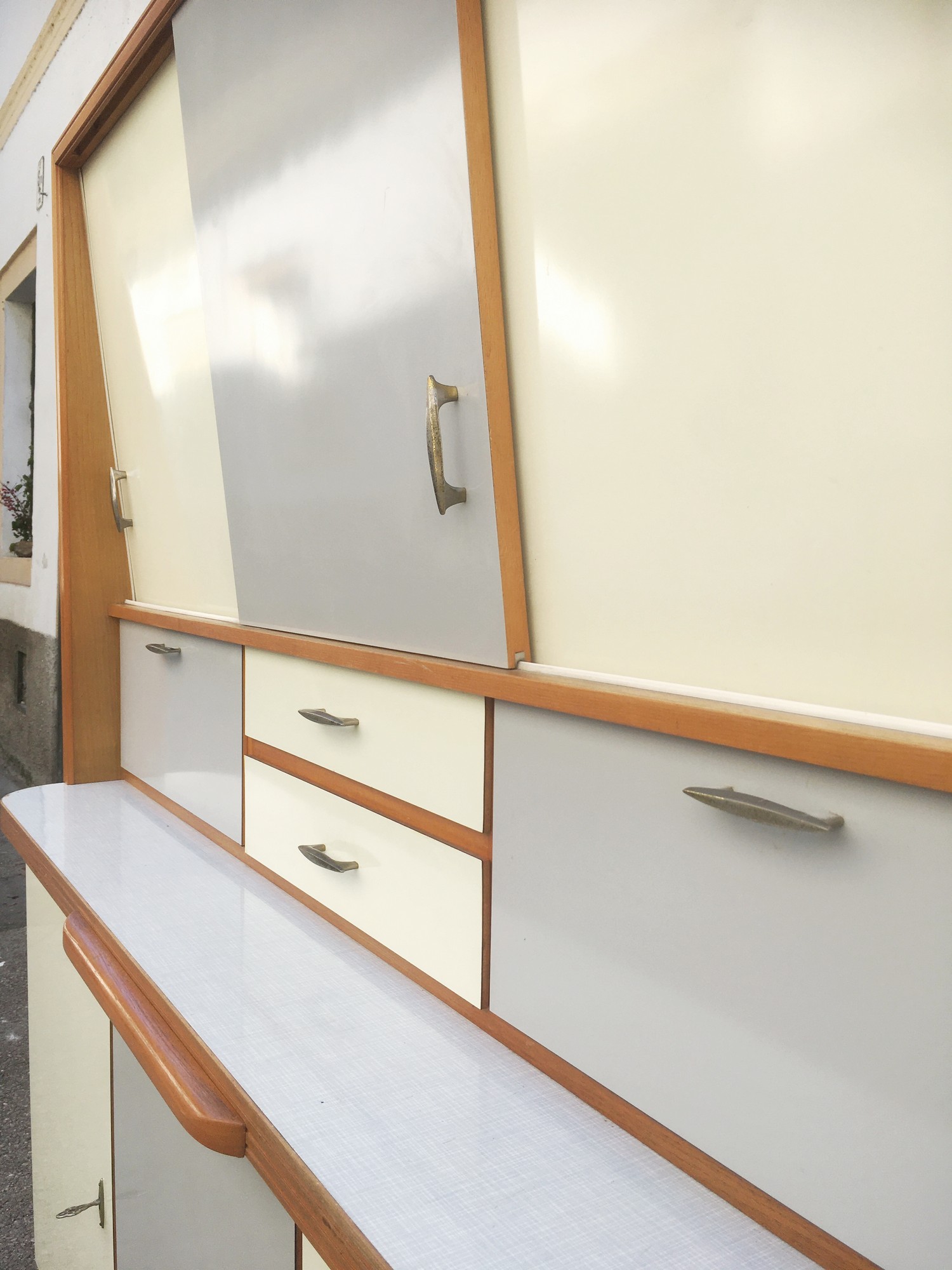 Küchenschrank creme 50er- 60er-Jahre Schrank Vintage Pastell Omas Küchenbuffet Kredenz Schütten Retro