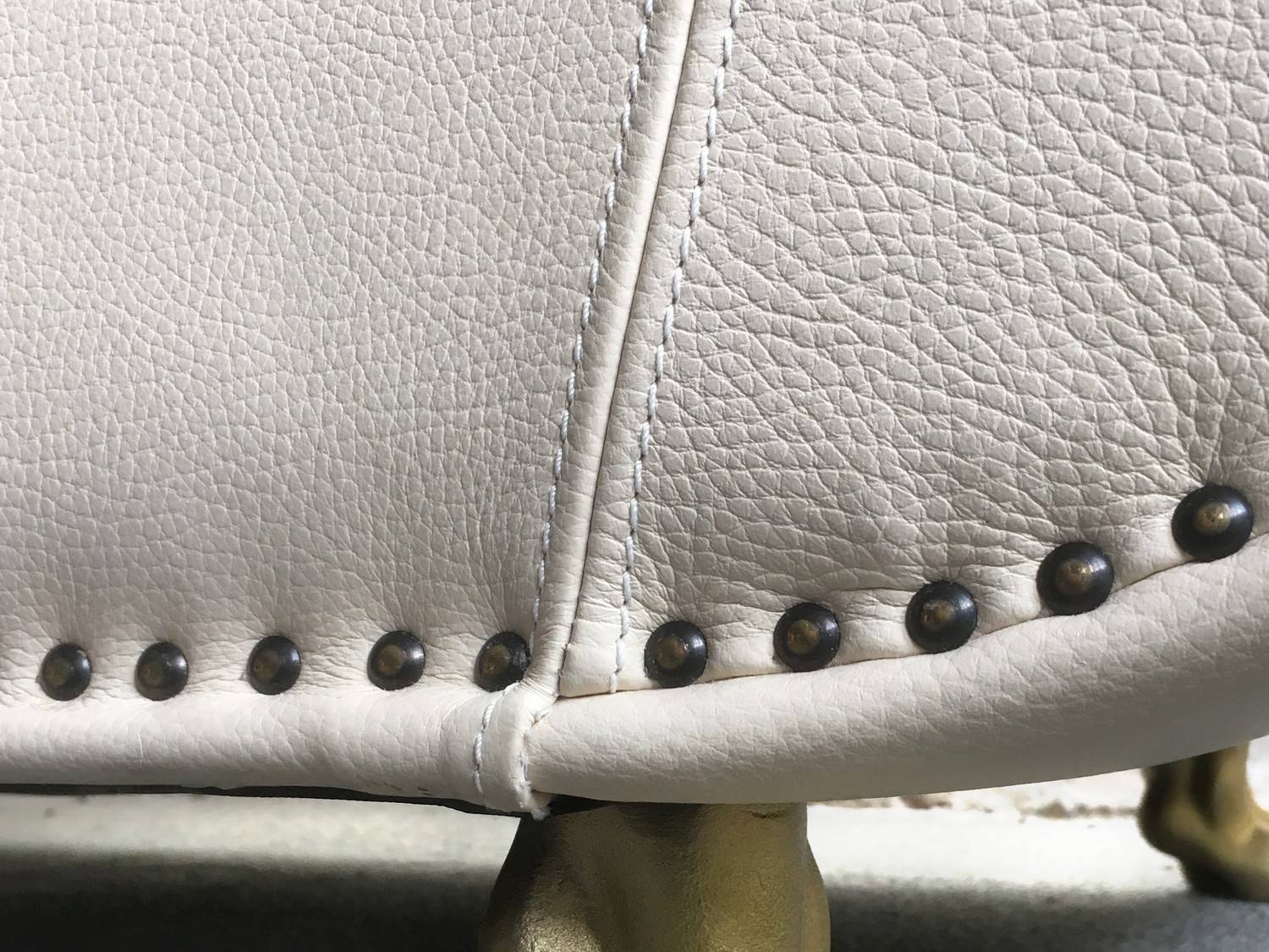 Designersofa creme Bretz gebraucht Leder Requisite Filmmöbel