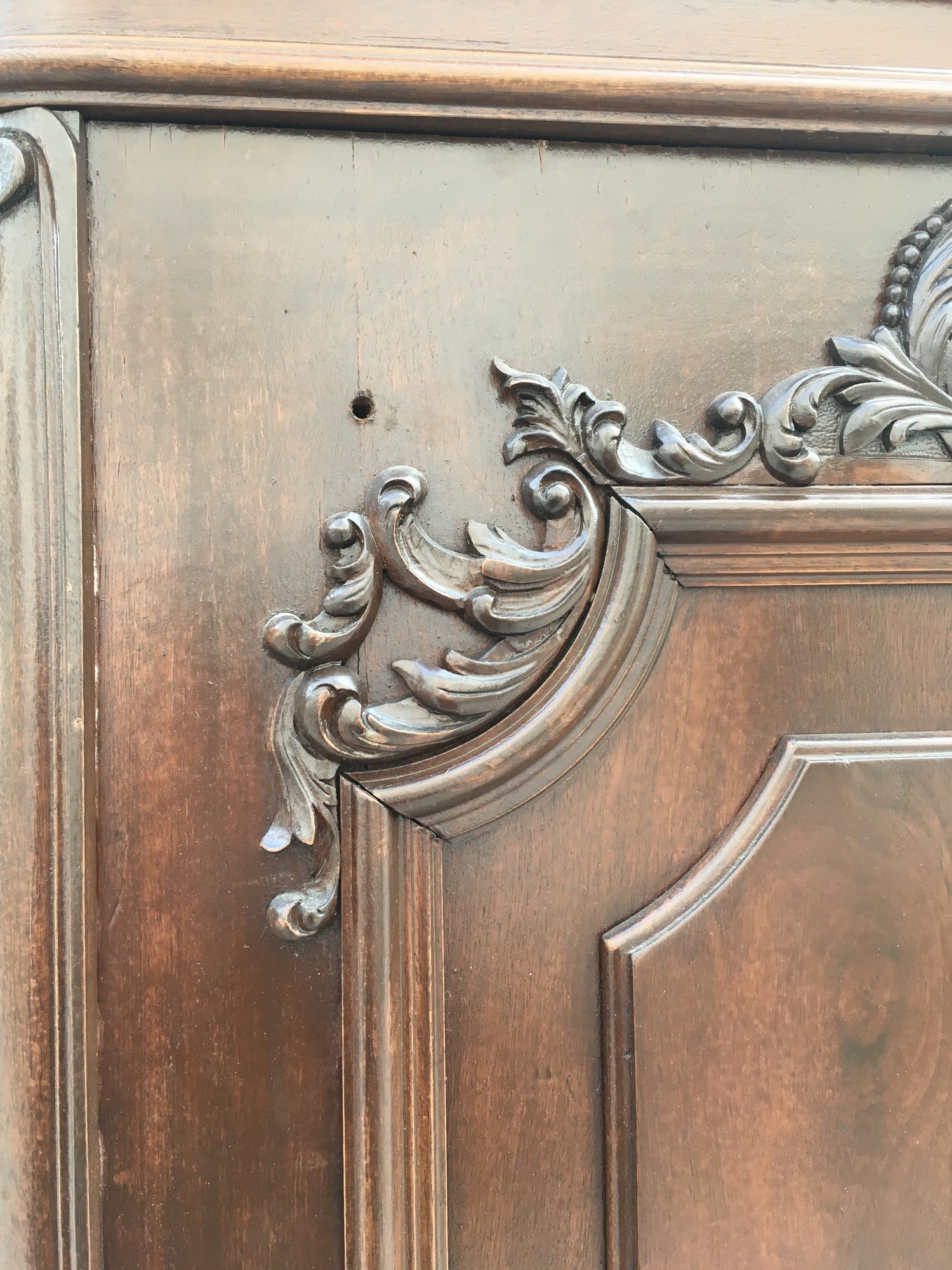 Antiker Schrank aus Vollholz um 1880 geschnitzt