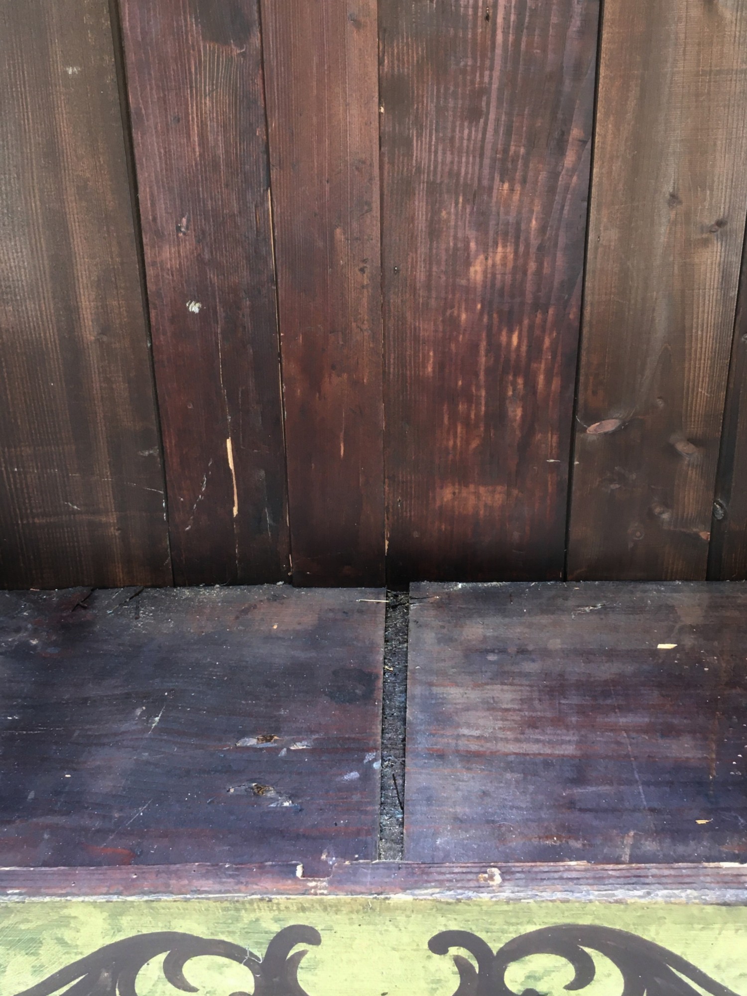 Bauernschrank Schrank aus Altholz bemalt sakrale Bildmotive