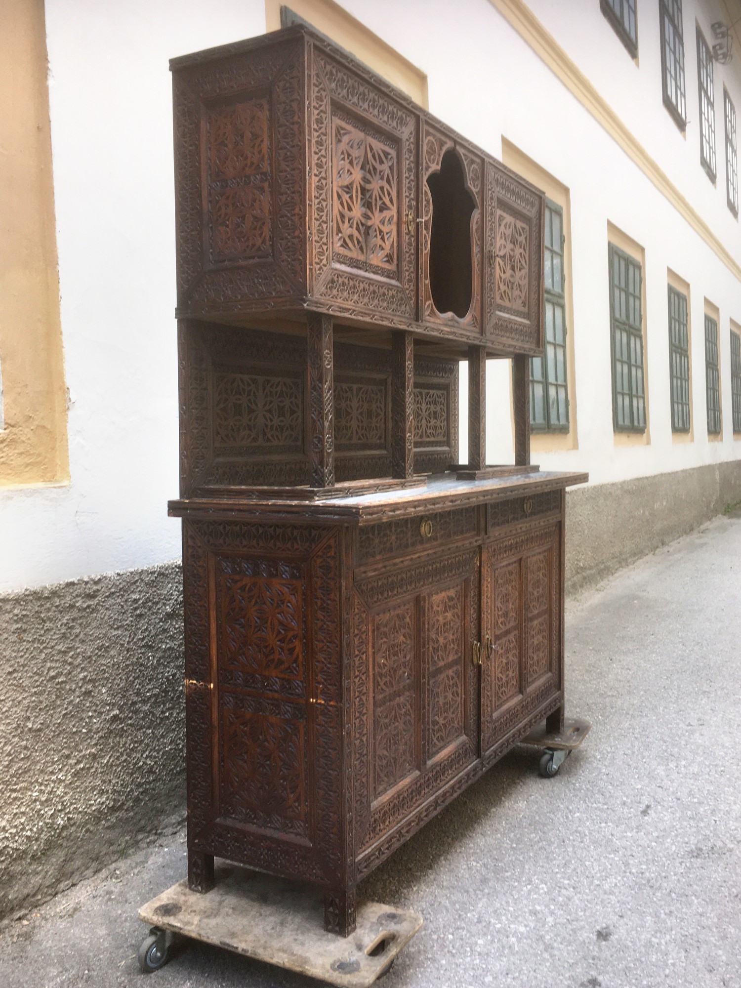 Antiker Schrank beschnitzt nachhaltiges Möbel Vintage Kerbschnitzerei Marmorplatte nachhaltig Vegan