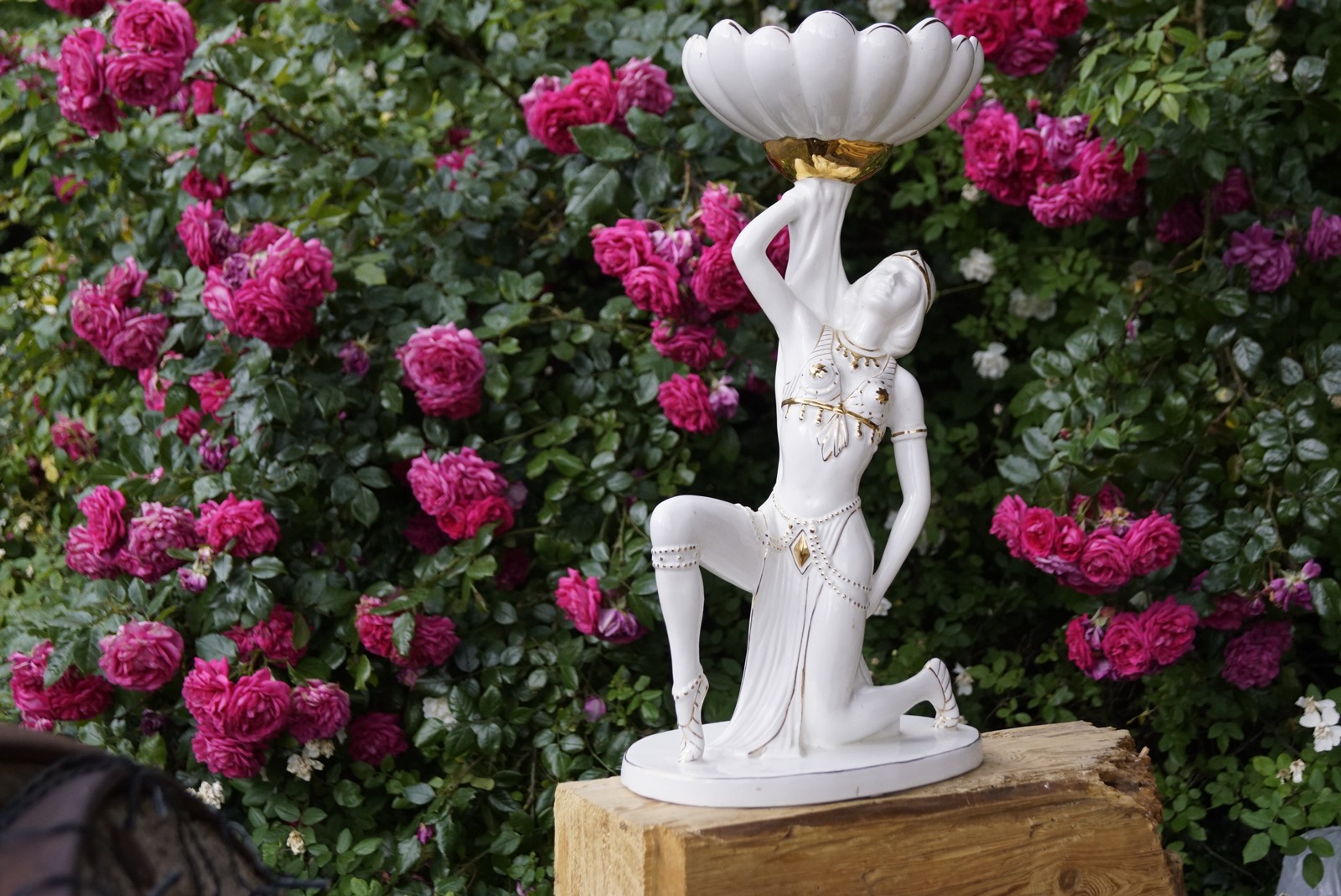 Schale Porzellan Figur