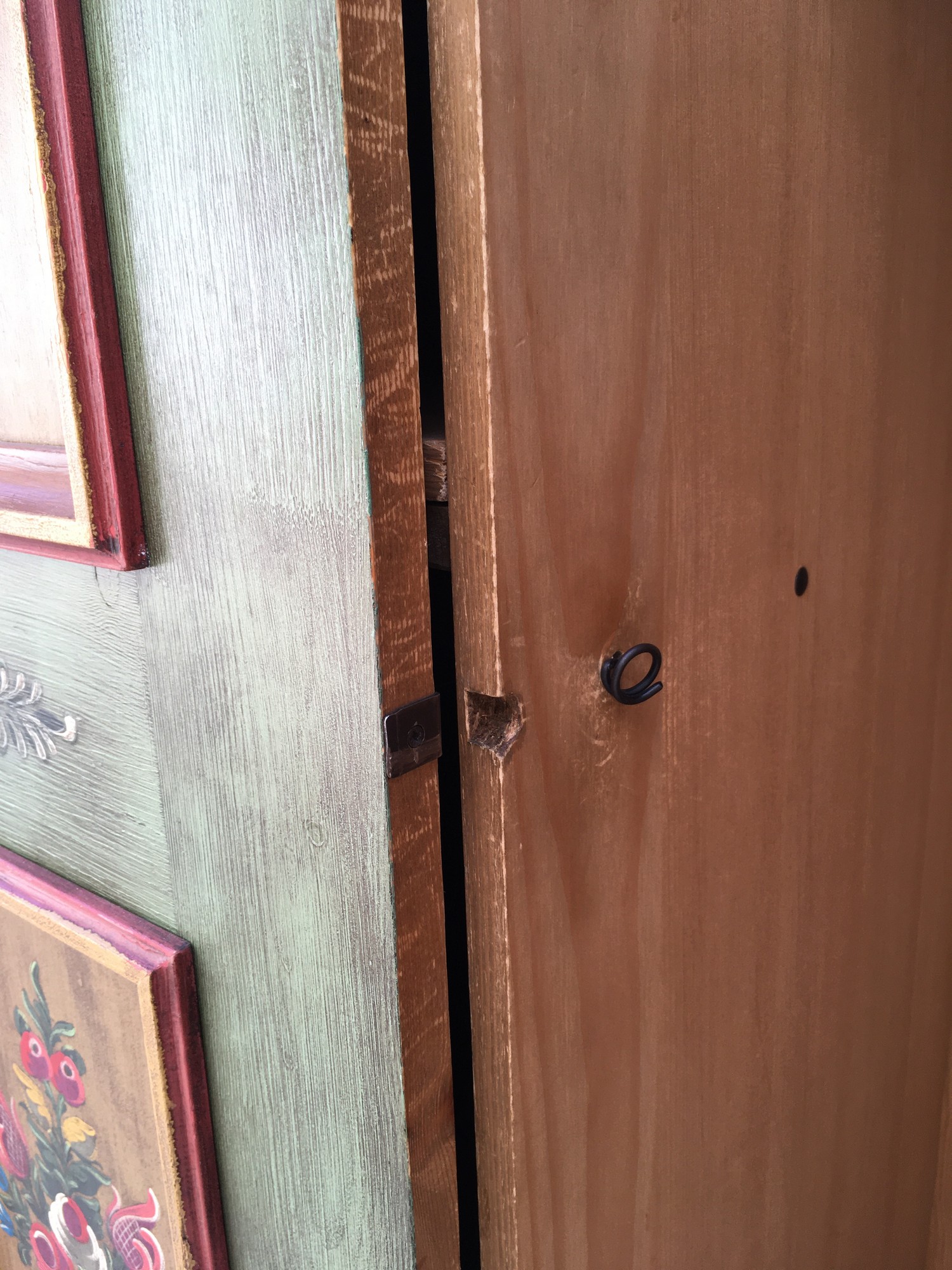 Bauernschrank Voglauer grün bemalt Anno 1808 Dielenschrank Landhausstil Möbel