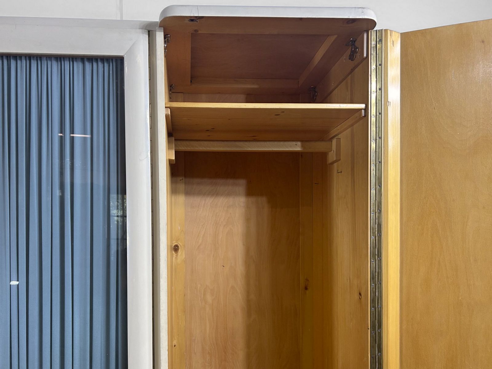 Mittelteil Kleiderschrank mit Glasscheibe und originalen Türgardinen