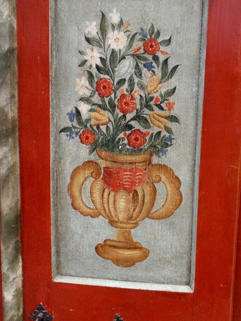 Antiker Bauernschrank rot bemalt