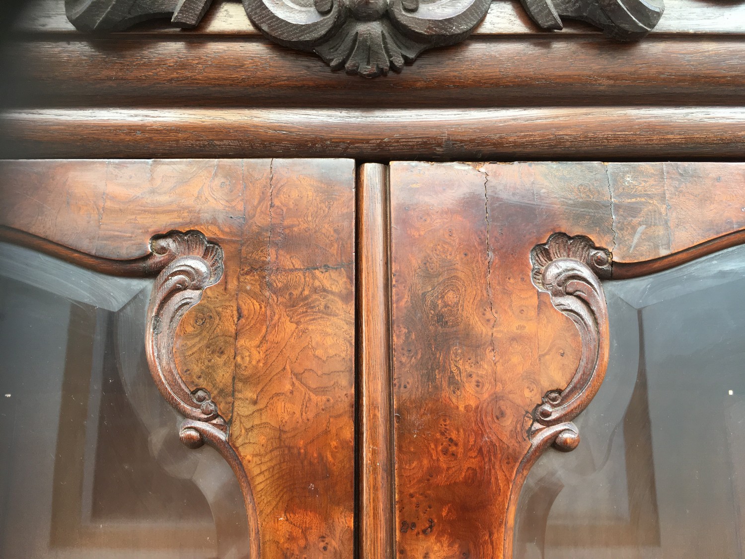 Vitrinenschrank Bücherschrank Antiquität antik Möbel Satyr Fratze Faun Ziegenfüße Möbel Neobarock