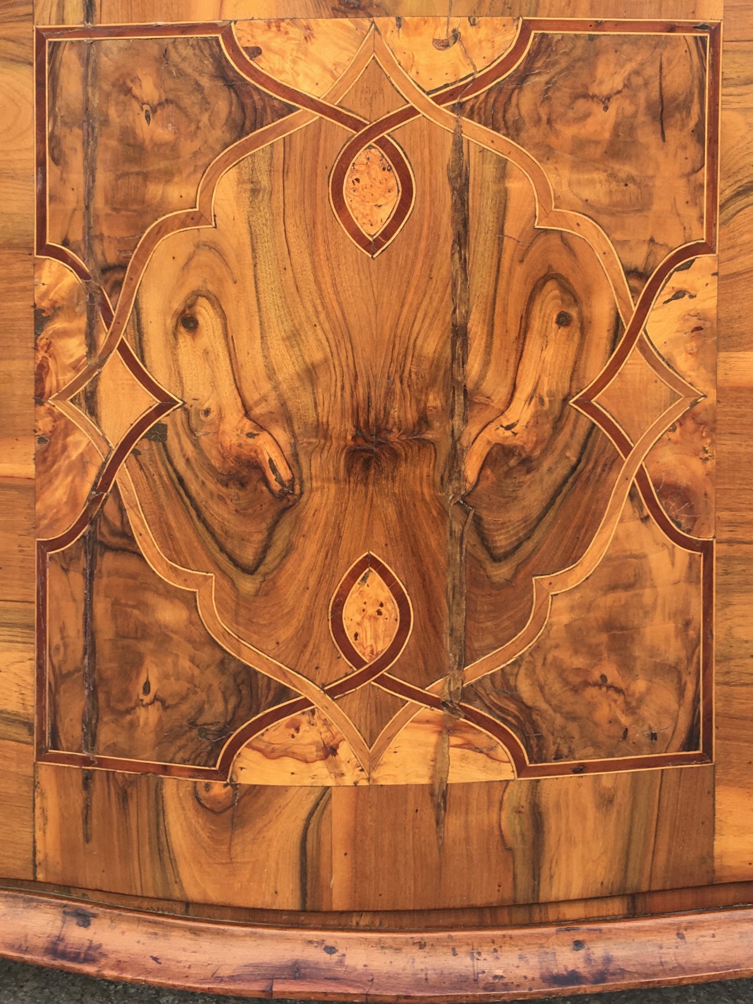 Vitrine Eckvitrine Eckschrank Barockstil Antik Nussholzfurnier Intarsien Edelteil