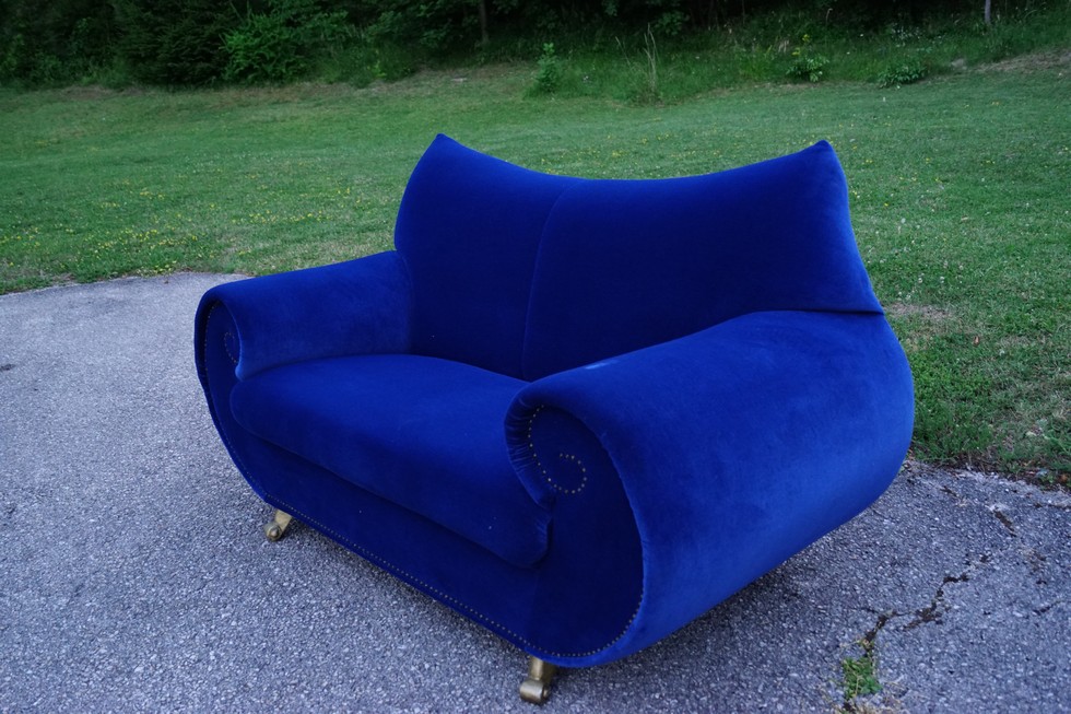 Bretz Sofa Gaudi blau 2er Zweisitzer goldene Geigenhalsfüße