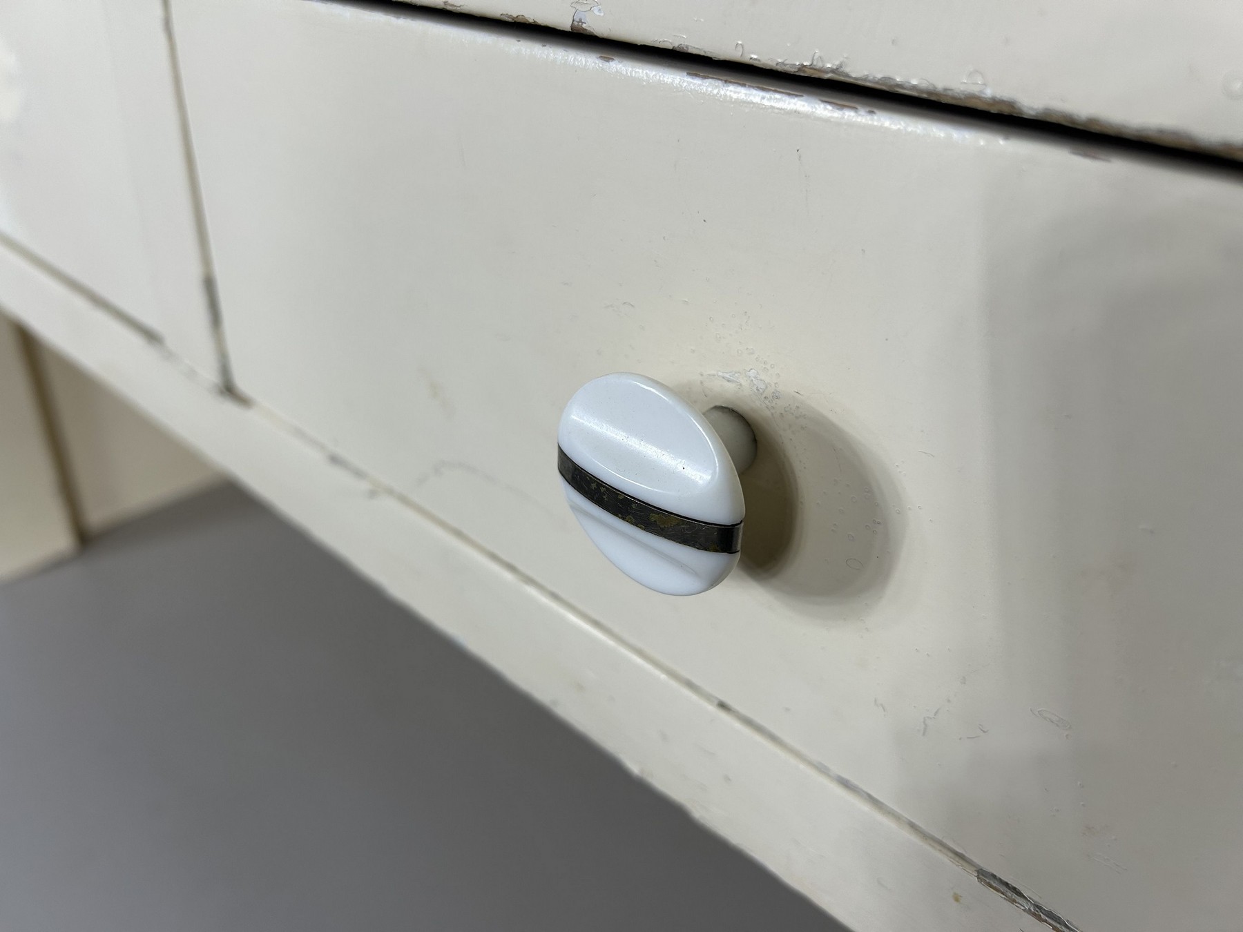 Bakelit-Griffe antike Kredenz Detail