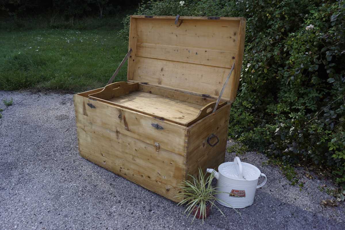 Truhe antik Weichholz