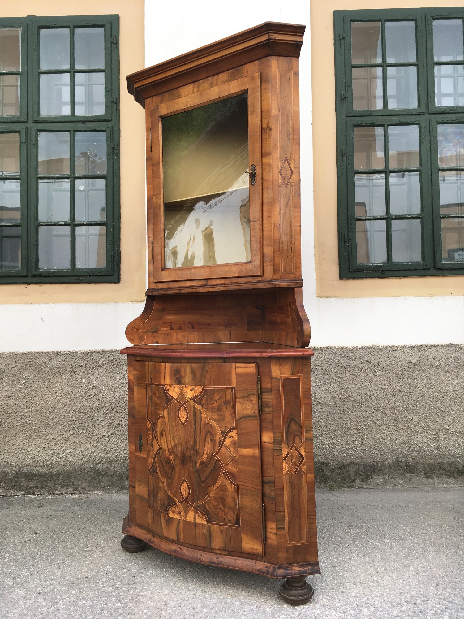 Vitrine Eckvitrine Eckschrank Barockstil Antik Nussholzfurnier Intarsien Edelteil