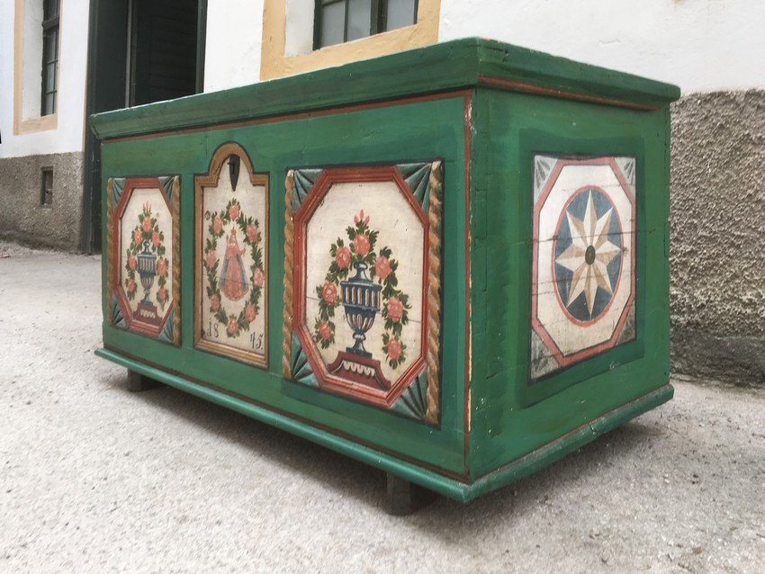 Bauerntruhe handbemalt antik Flachdeckeltruhe mit Innenladen Massivholz grün Heiligenfigur Bauernmöbel Schrank