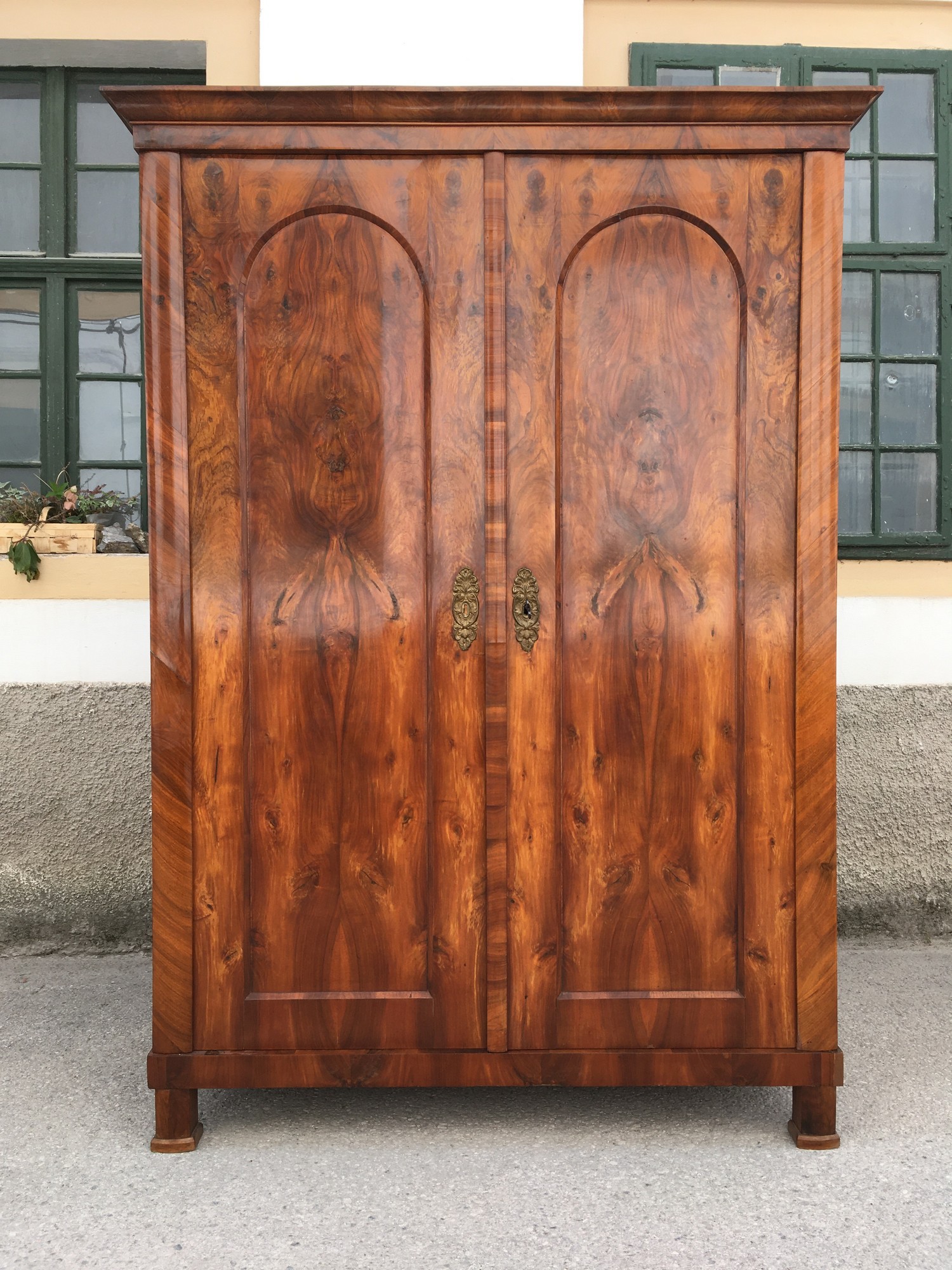 Biedermeier Schrank Keilschrank Hallenschrank zerlegbar Nussholz Original