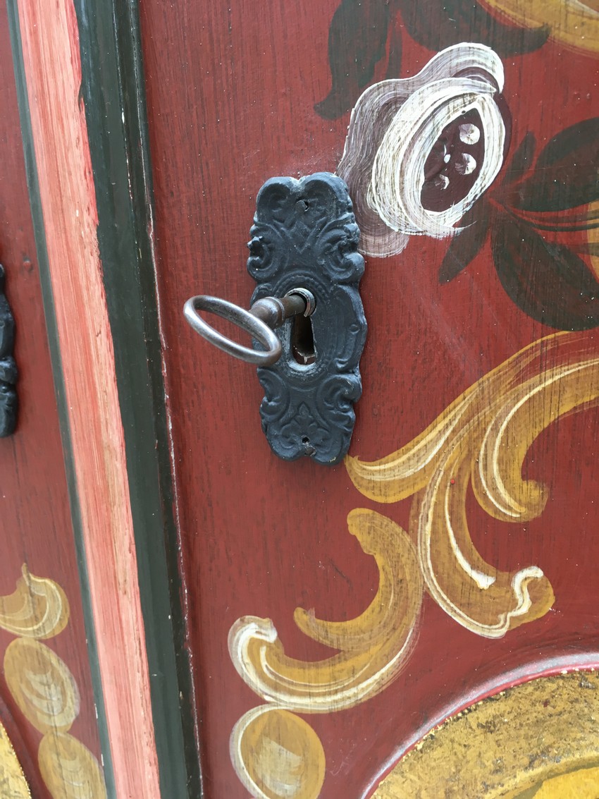 Bauernschrank rot bemalt antikstil Landhausstil Möbel