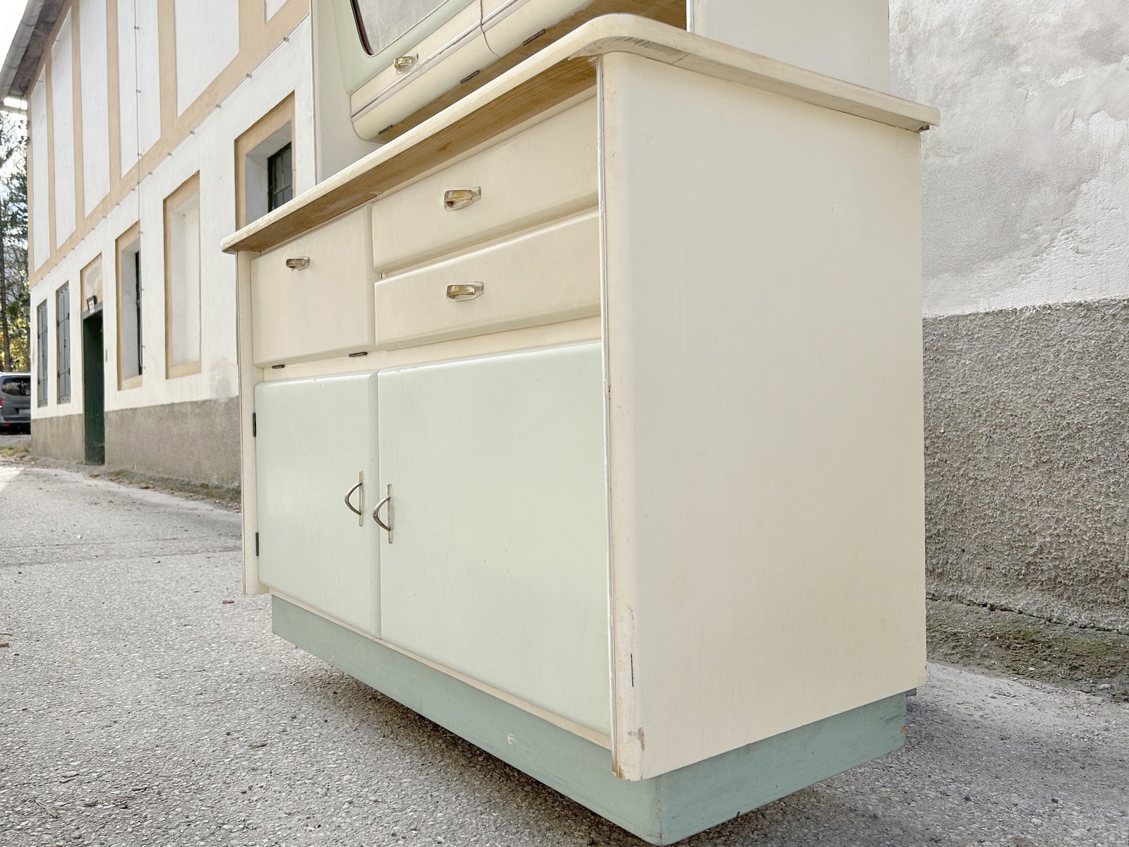 Creme Massivholz Antiker Küchenschrank Vintage Kredenz Pastell 60er-Jahre Mid Century Möbel