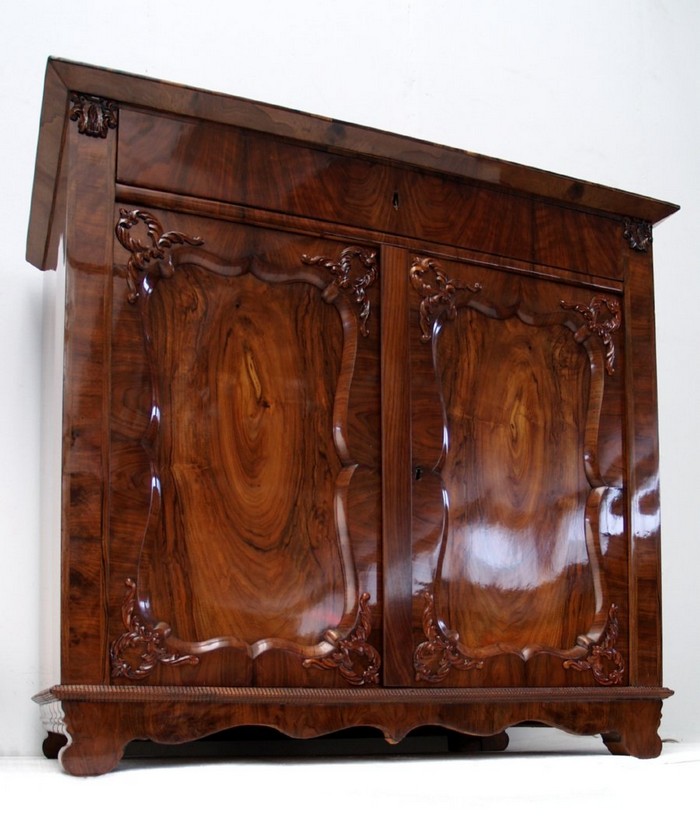 Kommode antik hochglänzend restauriert