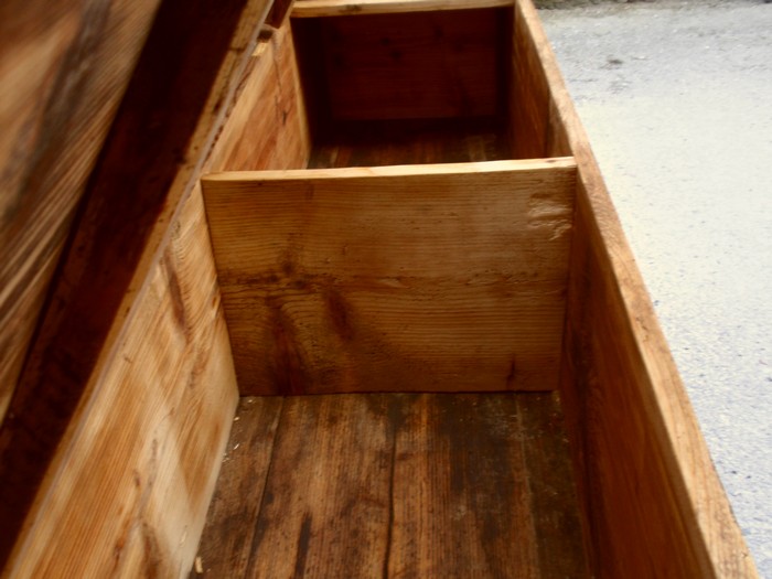 Sitzbank mit Truhe antik