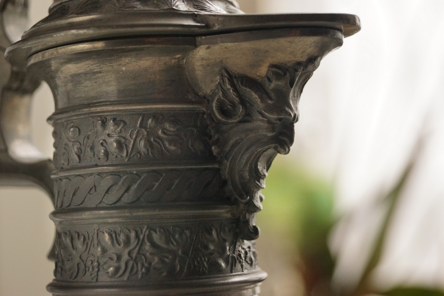 Dekanter Weinblätter Satyr Fratze antik Glas mundgeblasen Karaffe