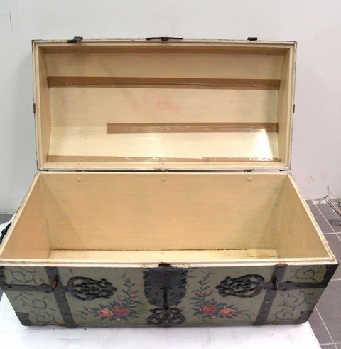 Truhe handbemalt