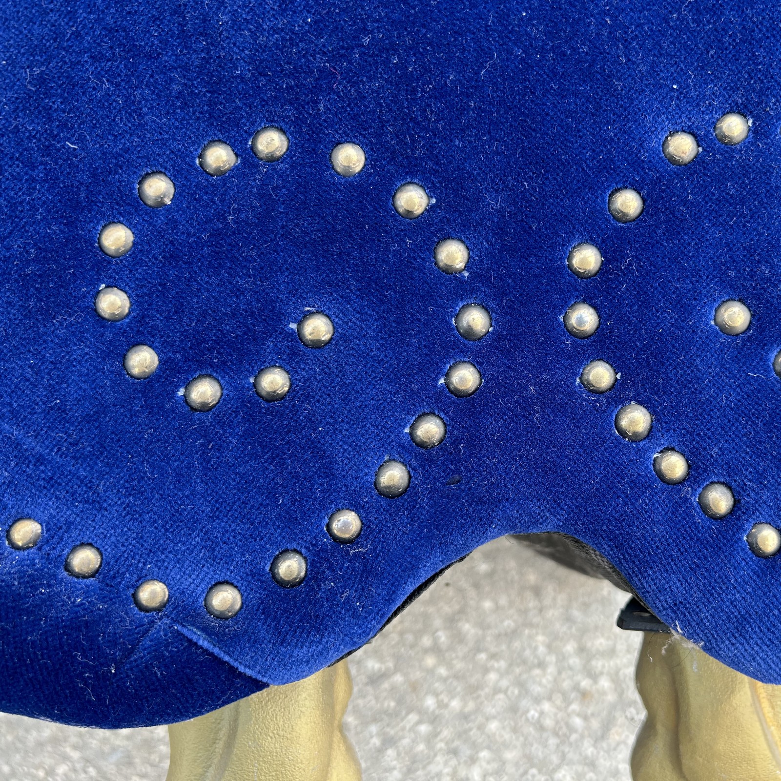 BRETZ Gaudi Hocker Fusshocker blau Velours Designklassiker Sitzhocker