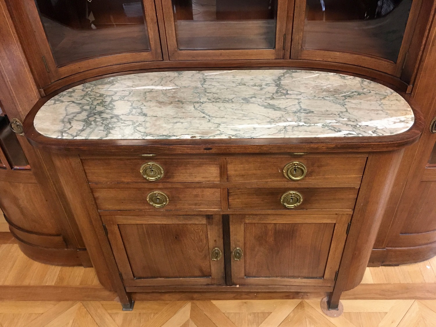 Jugendstil Schrank antike Vitrine nachhaltiges Möbel für nachhaltige Einrichtung Vollholz mit Marmorplatte rosa