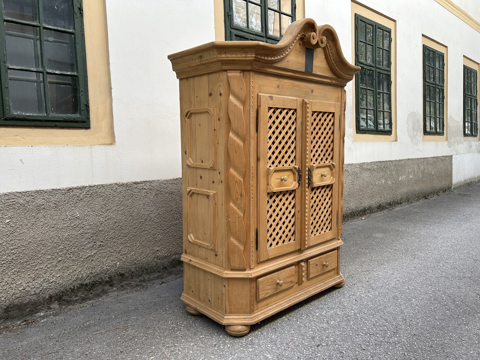 Bauernschrank Naturholz Vintage geschnitzt antik Landhaus Möbel Küchenschrank