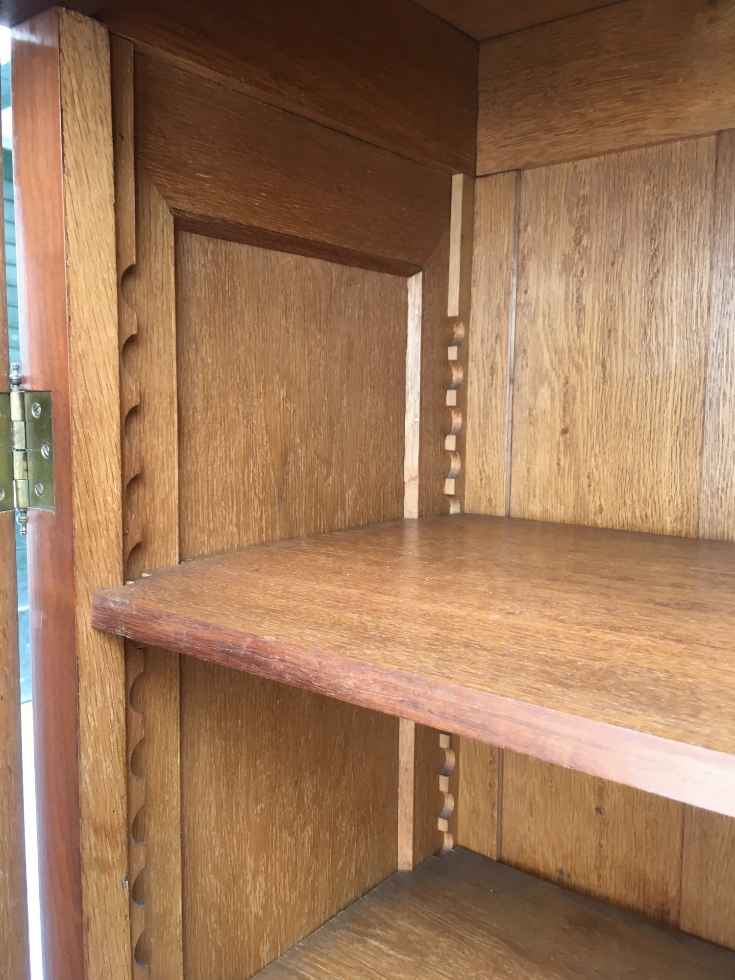 Garderobeschrank Kleiderschrank dreitürig Vollholz antik Dielenschrank Nussholzfurniert