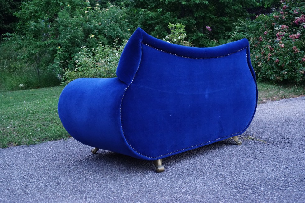 Bretz Sofa Gaudi blau 2er Zweisitzer goldene Geigenhalsfüße
