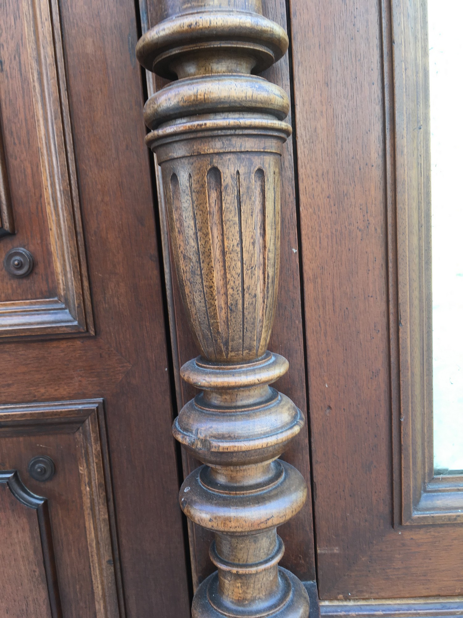 Garderobeschrank Kleiderschrank dreitürig Vollholz antik Dielenschrank Nussholzfurniert Säulen