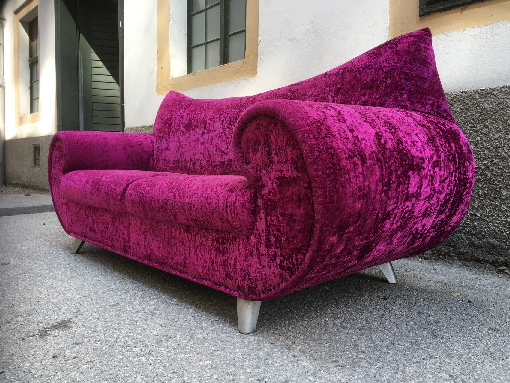 Bretz Sofa Gaudi lila Rosenfüße golden