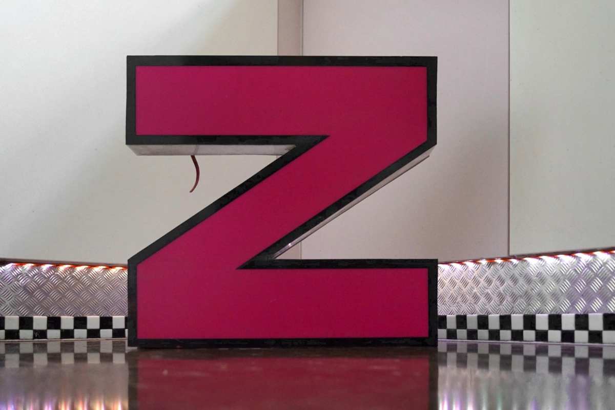 Wandlampe Vintage Leuchtbuchstabe Tischlampe Design groß Leuchtreklame Mancave