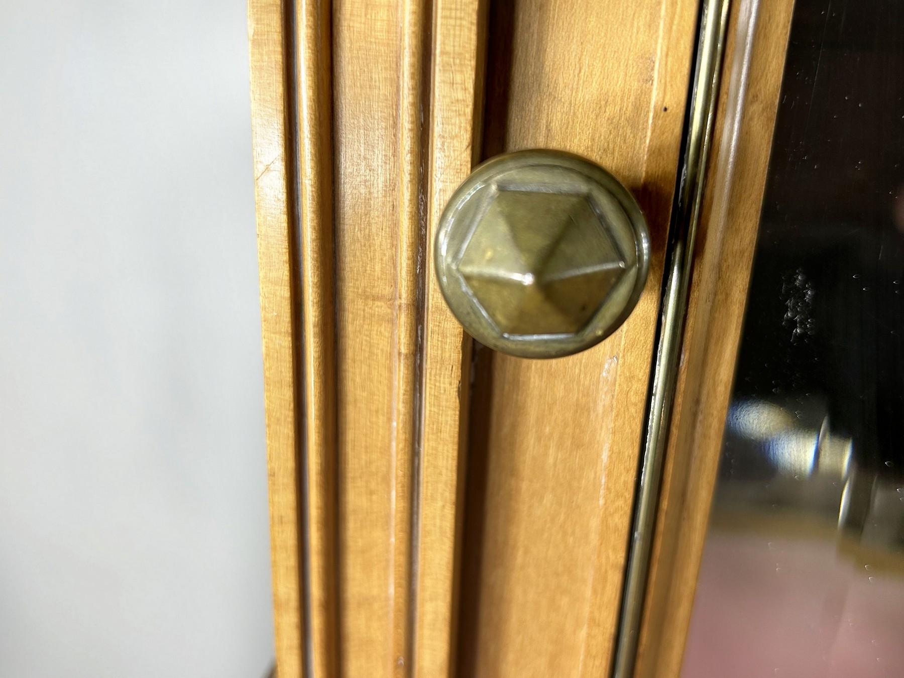 Messing Griffknopf Jugendstil Design Spiegel Nahaufnahme