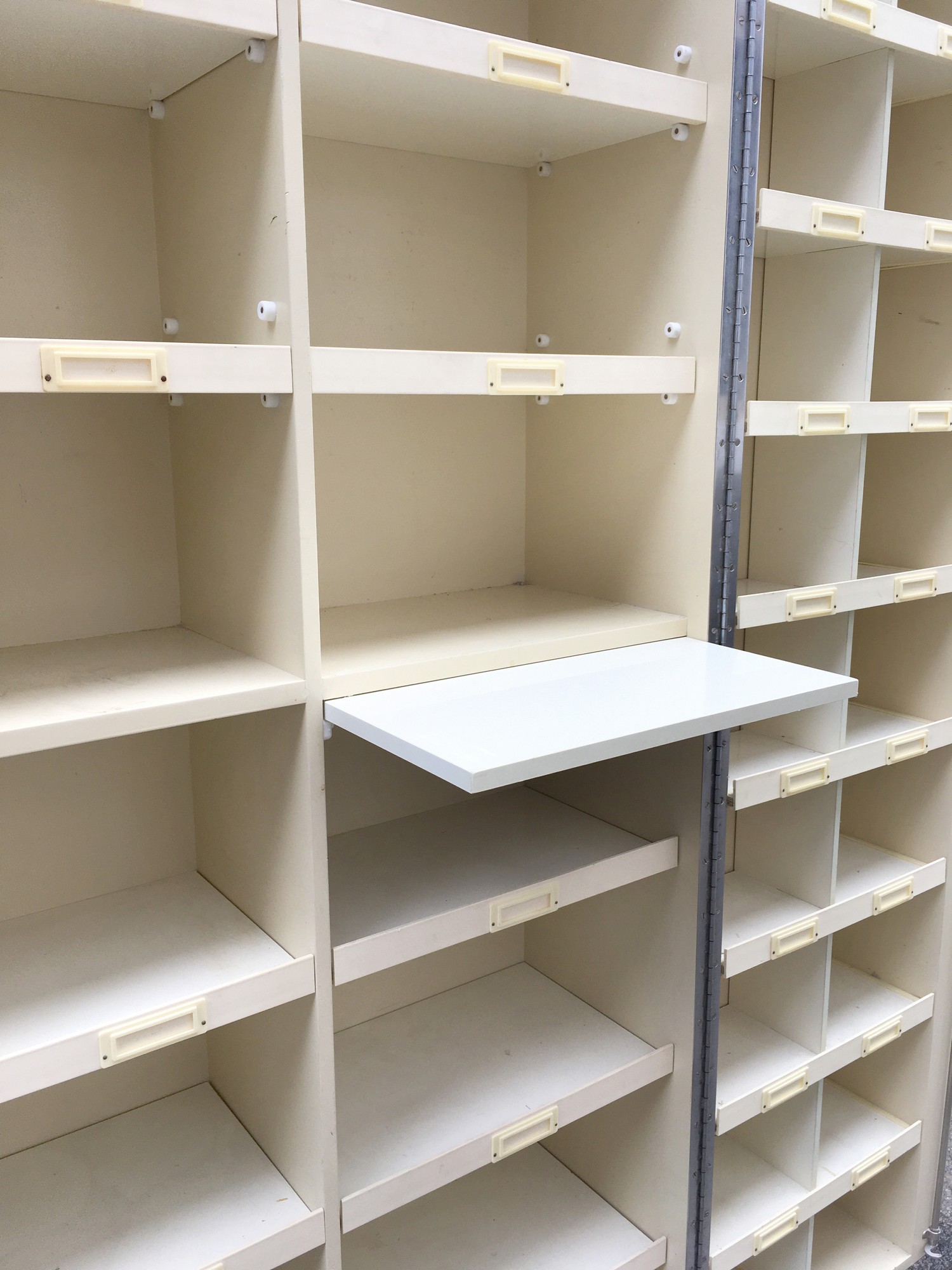 Apothekerschrank Original Arztschrank MidCentury Vintage Metallschrank Retro Industrialdesign Küchenvorratsschrank