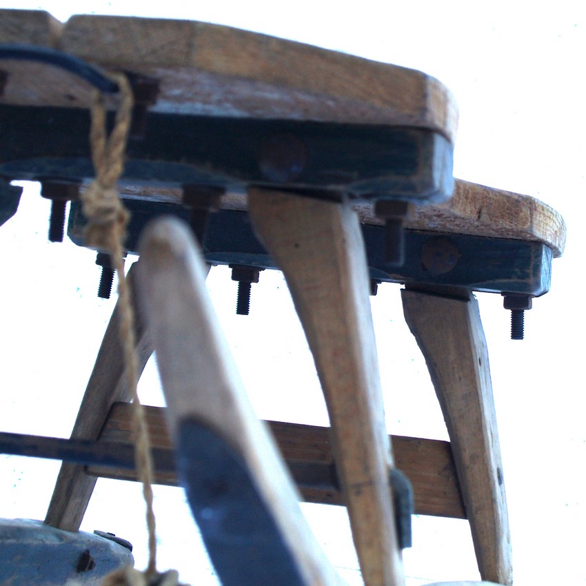 Beistelltisch antik Schlitten Eisen Rodel Holz