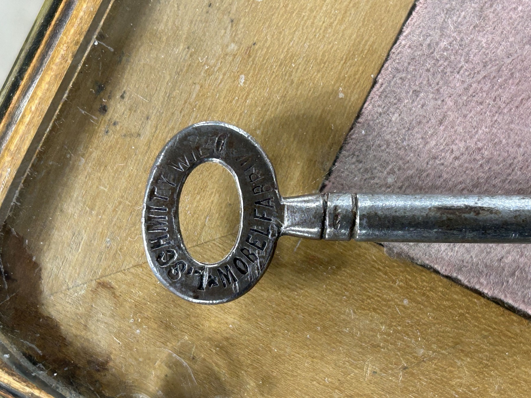 Schlüssel Nahaufnahme antik Ludwig Schmitt Gravur