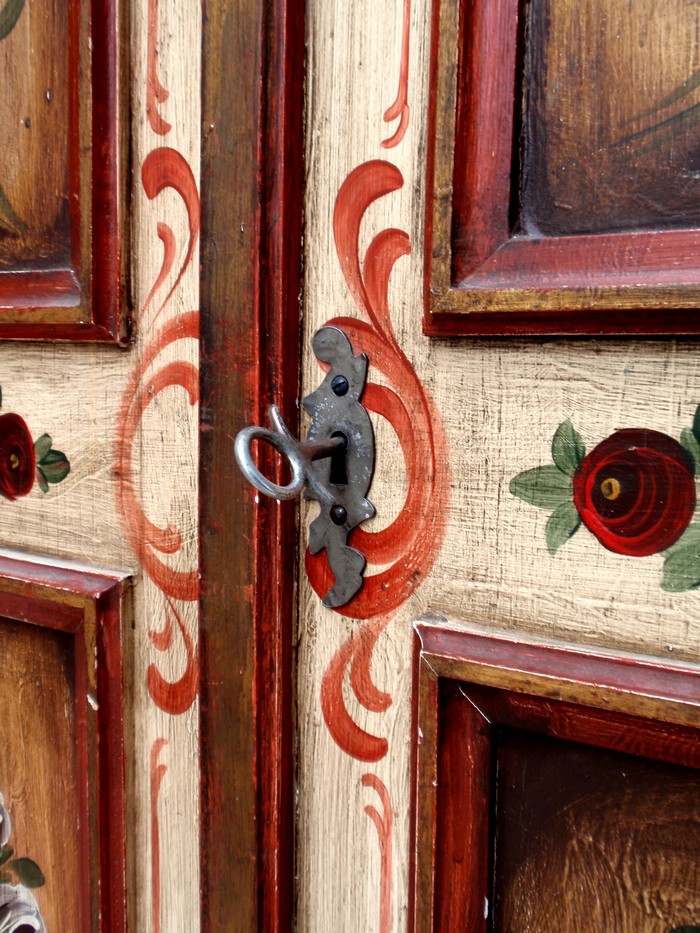 Bauernschrank bemalt
