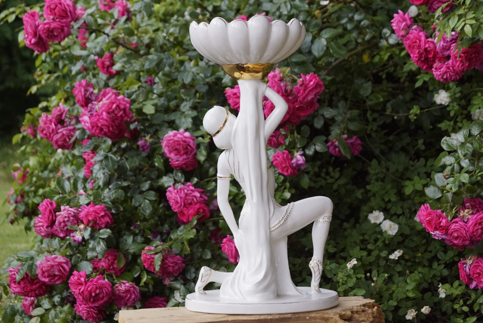 Figur mit Schale Porzellan