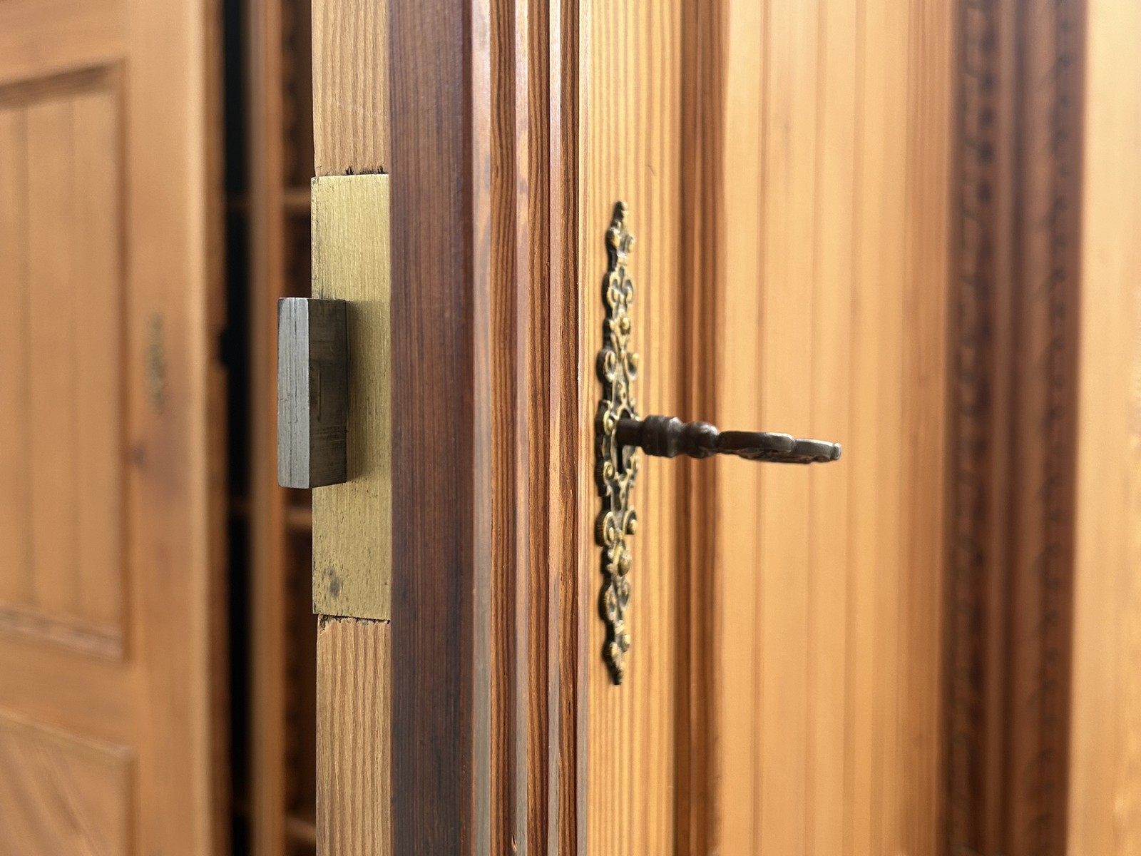 Hallenschrank Landhausstil Möbel Bauernschrank Weichholz großer Schrank