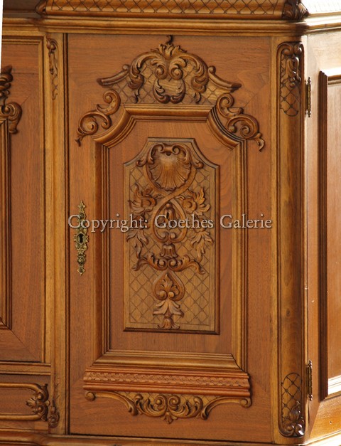 Schrank antik große Kredenz Möbel mit Fratzen Satyr um 1870